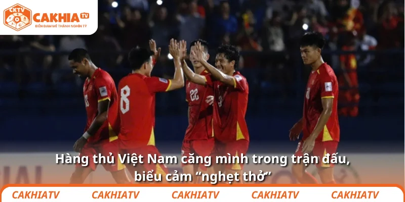 Đội tuyển quốc gia Việt Nam – Thắng rồi mà vẫn lo 2025 3 Hàng thủ Việt Nam căng mình trong trận đấu, biểu cảm “nghẹt thở”