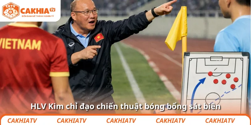 Bóng bổng: “Vũ khí tối thượng” của thầy Kim Sang-sik 3 HLV Kim chỉ đạo chiến thuật bóng bổng sát biên