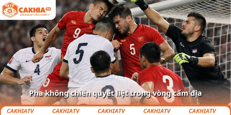 Bóng bổng: “Vũ khí tối thượng” của thầy Kim Sang-sik 2 Pha không chiến quyết liệt trong vòng cấm địa