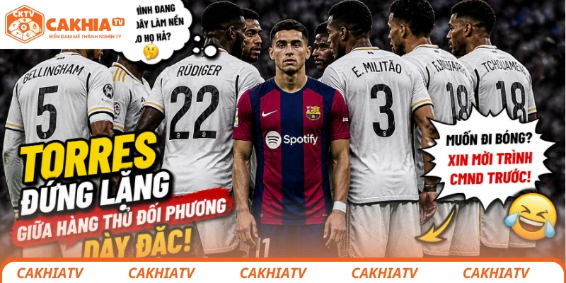 Torres đứng lặng giữa hàng thủ đối phương dày đặc